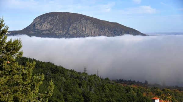 Туман у горы Аю-Даг в Крыму