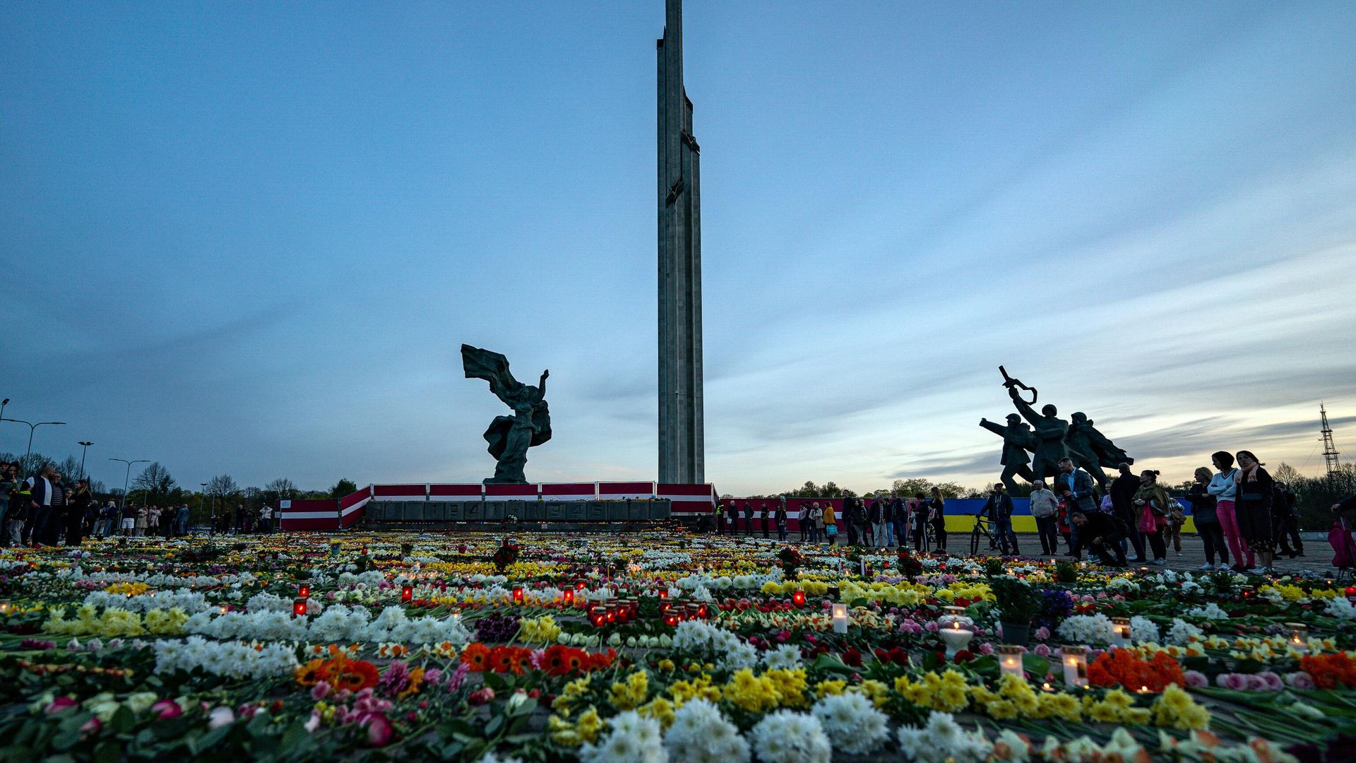 Цветы у мемориального комплекса Памятник воинам Советской Армии - освободителям Советской Латвии и Риги от немецко-фашистских захватчиков в Риге. - РИА Новости, 1920, 14.05.2022