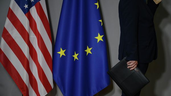 Флаги США и Европейского совета