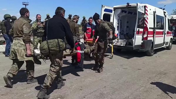 Сдача в плен украинских боевиков с территории Азовстали