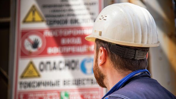 Рабочий на заводе Рабочий на заводе
