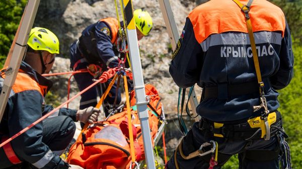 Сотрудники ГКУ РК КРЫМ-СПАС на тренировочных сборах по горной подготовке в урочище Таш-Джарган.