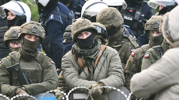 Сотрудники польской полиции и военные