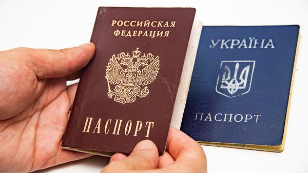 Паспорт России и Украины