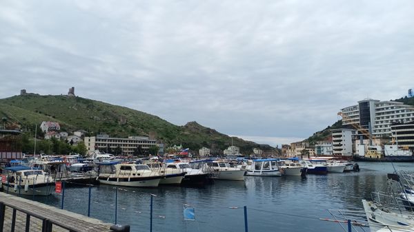 Вид на крепость Чембало с набережной Назукина в Балаклаве