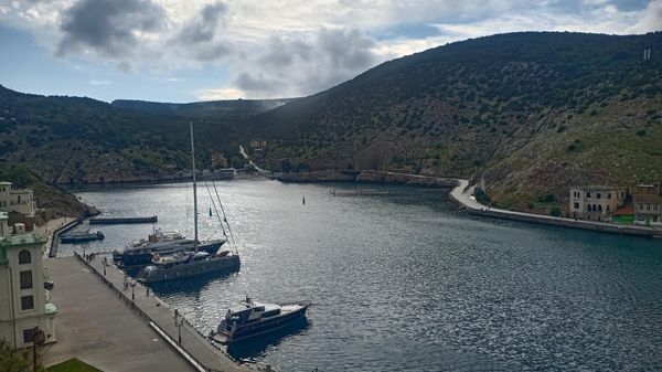 Вид со смотровой на Мраморный пляж и выход из Балаклавской бухты