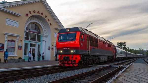 Поезд на железнодорожном вокзале Феодосии