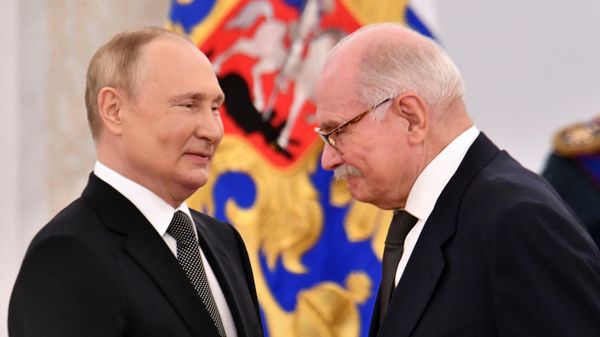 Президент РФ В. Путин вручил Государственные премии и золотые медали Героя Труда