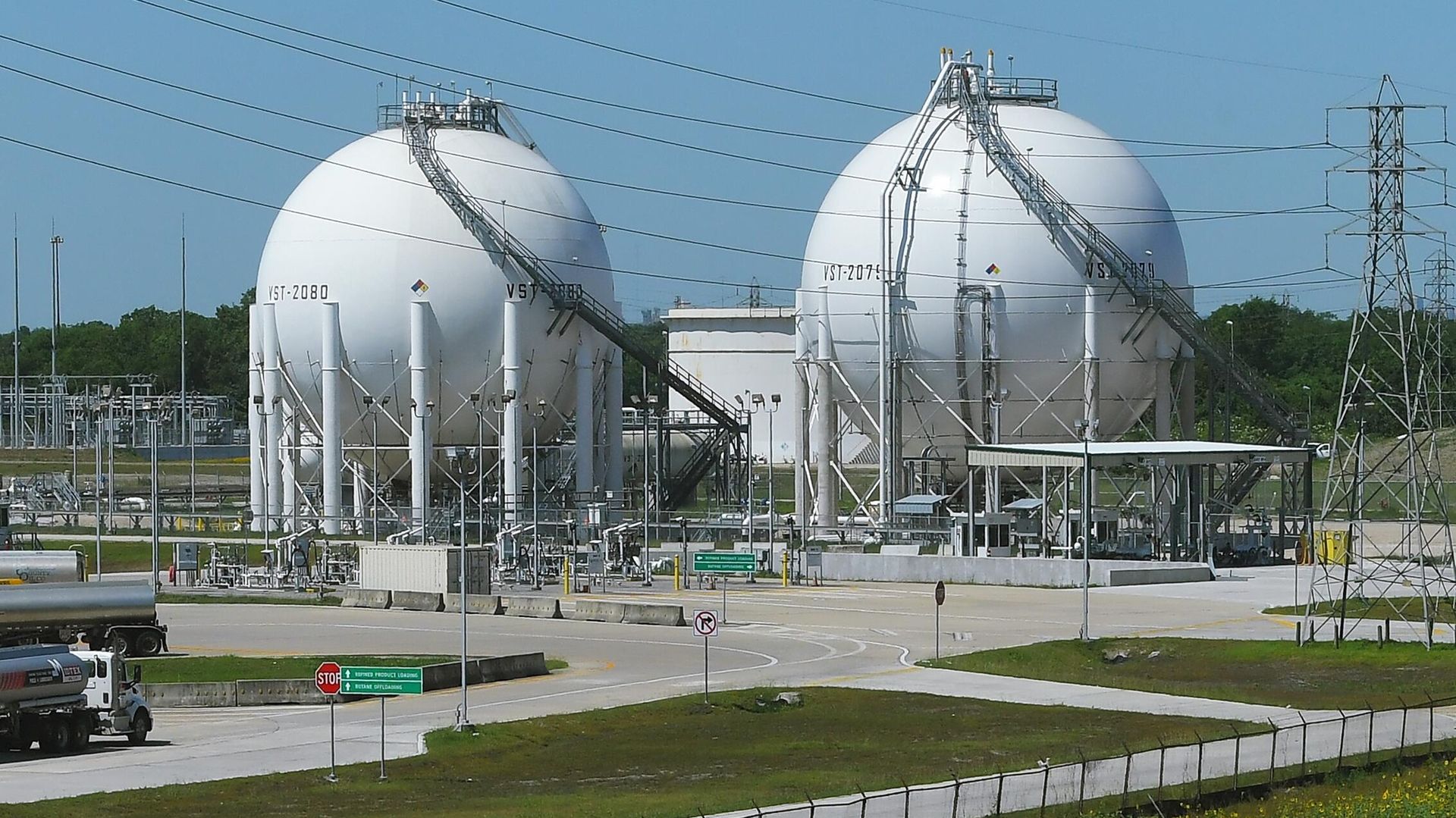 Шаровые резервуары для хранения газа на окраине Хьюстона, штат Техас. - РИА Новости, 1920, 15.06.2022