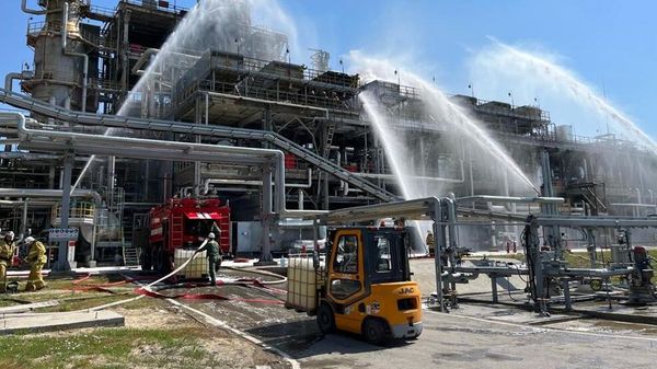 Пожар на нефтеперерабатывающем заводе в Ростовской области