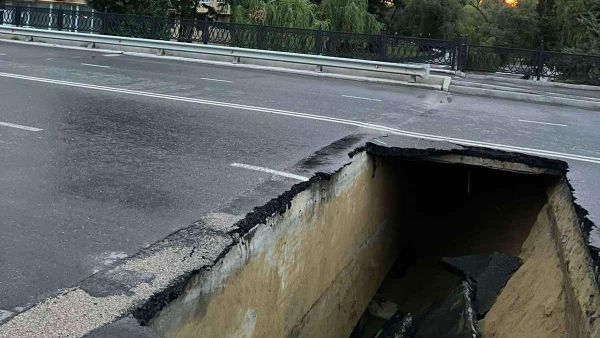 В Симферополе по улице Толстого рухнул автомобильный мост
