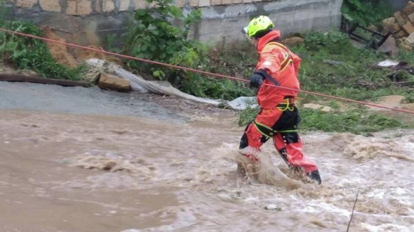 Специалист МЧС во время эвакуации при подтоплениях в Крыму