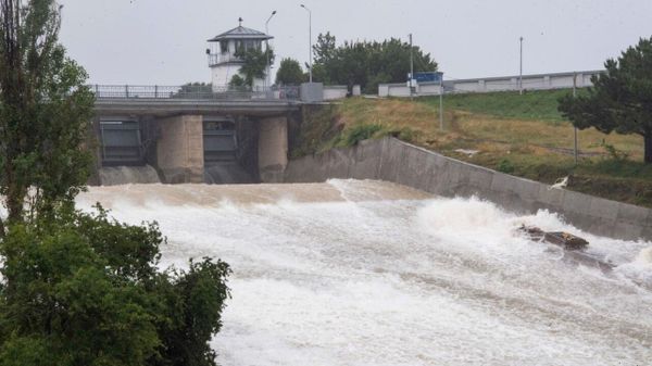 Сброс воды из симферопольского водохранилища в Салгир. Дамба. 