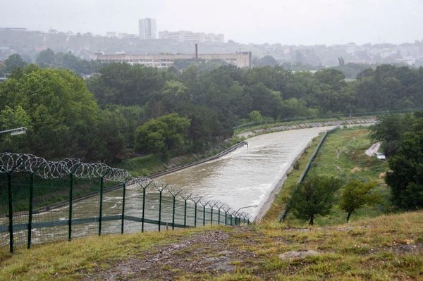 Сброс воды из симферопольского водохранилища в Салгир. 