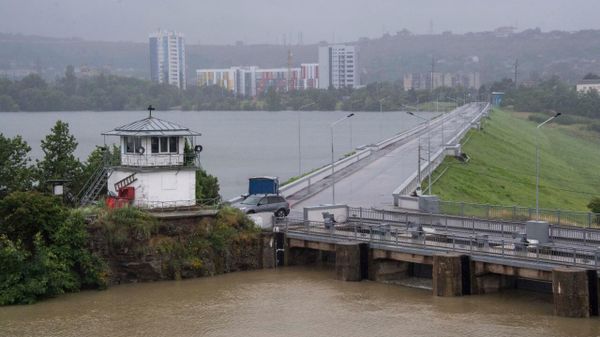 Сброс воды из симферопольского водохранилища в Салгир. Дамба. 