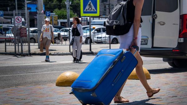 Женщина с чемоданом на автостанции Курортная в Симферополе