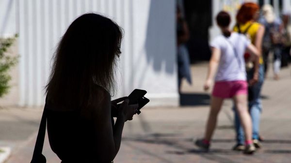Девушка с мобильным телефоном