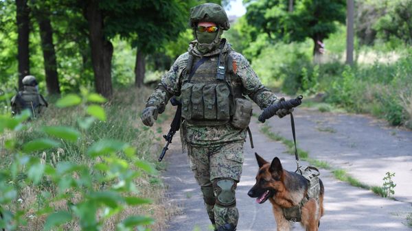 Работа саперов по разминированию станции водоочистки в Мариуполе