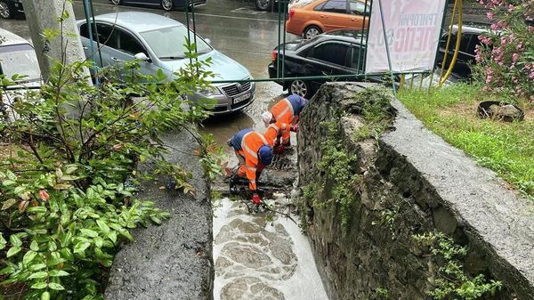 Коммунальщики устраняют последствия ливня в Ялте