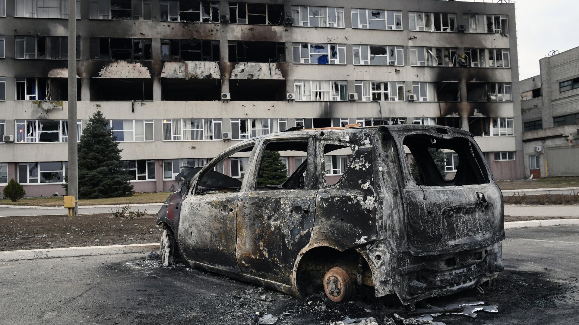 Сгоревший автомобиль и поврежденное административное здание у Запорожской атомной электростанции в Энергодаре Сгоревший автомобиль и поврежденное административное здание у Запорожской атомной электростанции в Энергодаре - РИА Новости, 1920, 22.08.2022
