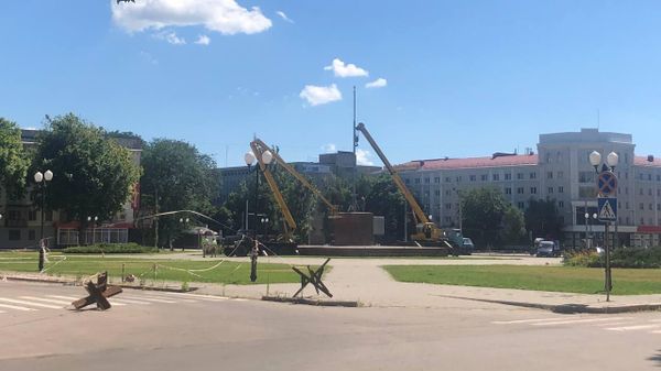 В Херсоне демонтируют памятник Небесной сотне