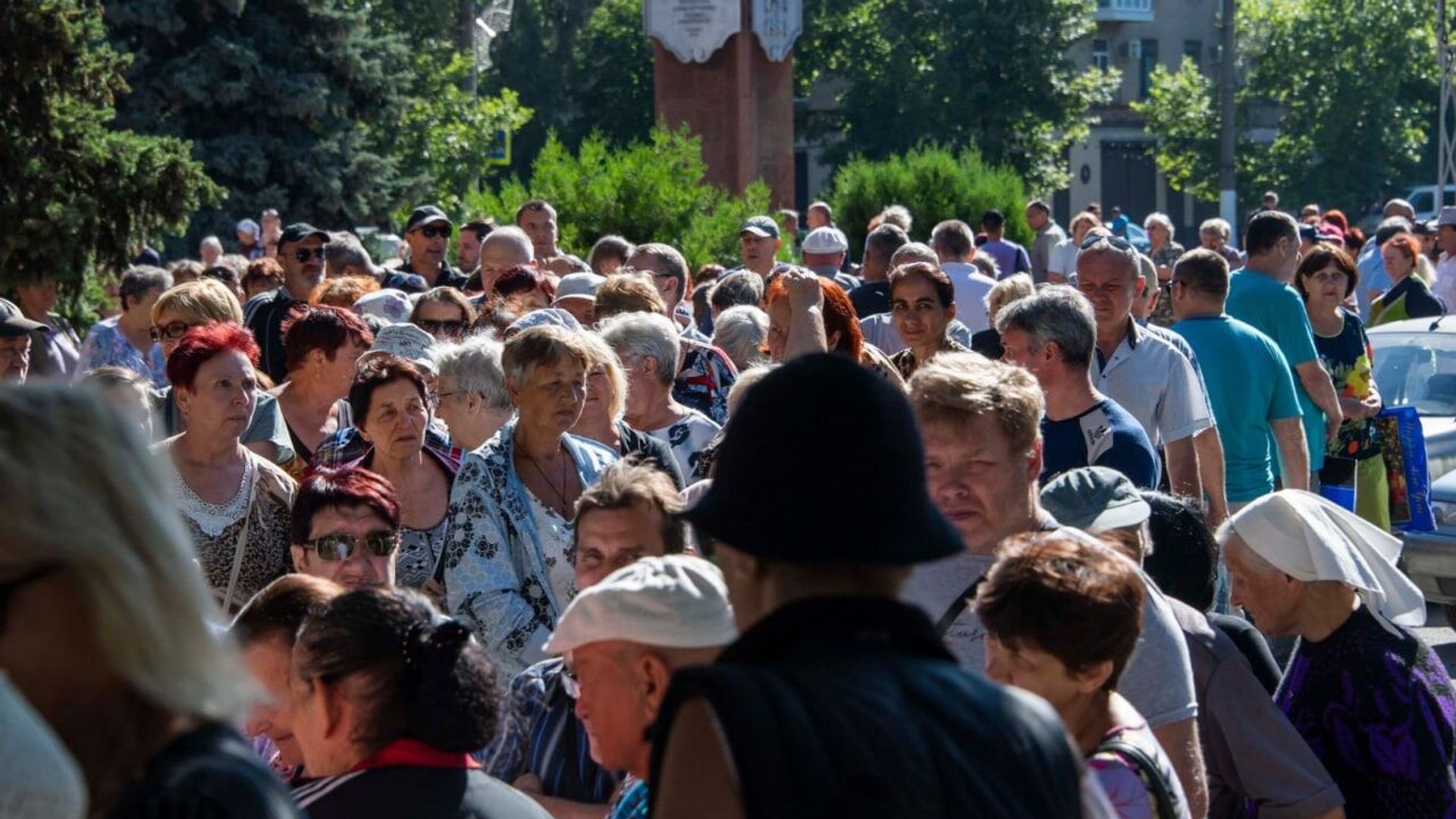Очередь в Пенсионный фонд в Мелитополе - РИА Новости, 1920, 26.07.2022
