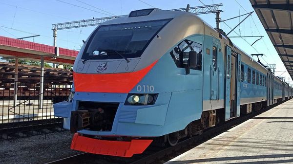 Электричка на вокзале в Симферополе