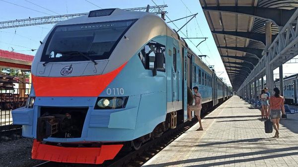 Электричка на вокзале в Симферополе