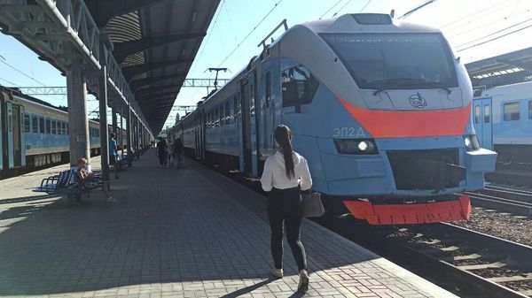 Электричка на вокзале в Симферополе