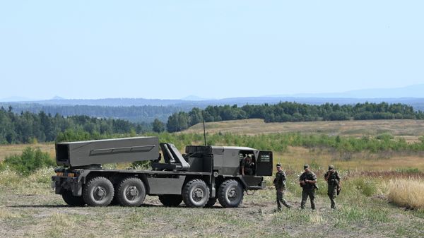 Солдаты словацкой армии рядом с реактивной системой залпового огня 