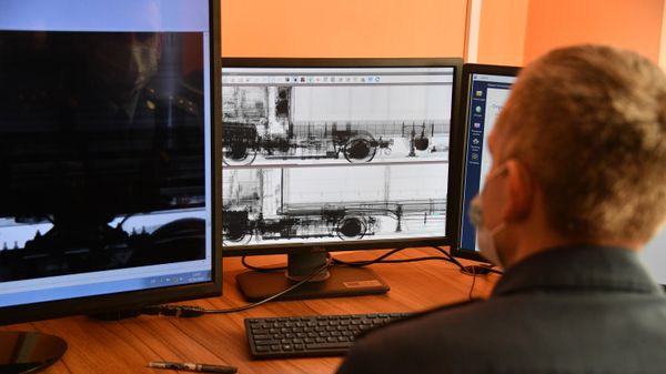 Работа таможни на пункте пропуска между Белоруссией и Латвией