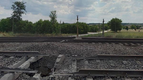 Последствия удара ВСУ по  железнодорожному полотну станции Камыш-Заря