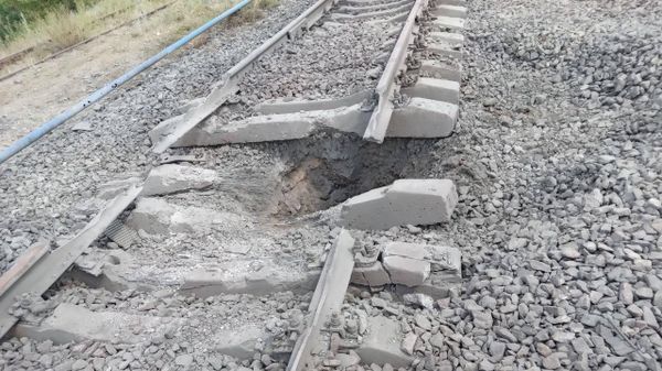 Последствия удара ВСУ по  железнодорожному полотну станции Камыш-Заря