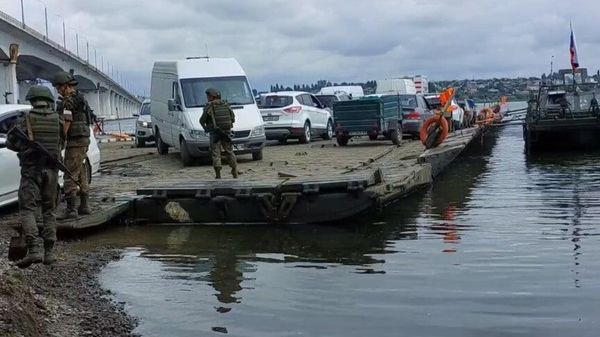 Понтонная переправа через Днепр в районе Антоновского моста в Херсоне