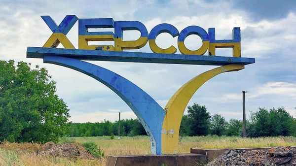Стелла на въезде в Херсон