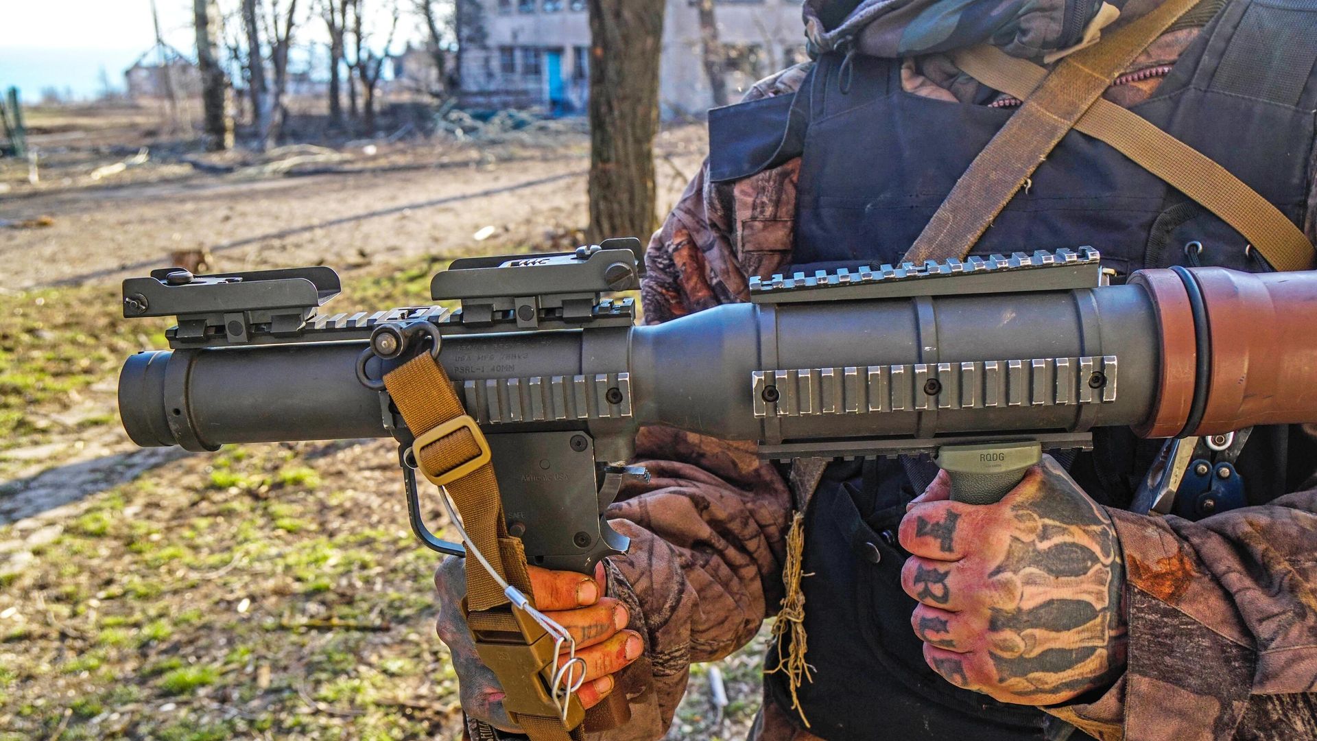 Военнослужащие держит в руках трофейный американский гранатомет - РИА Новости, 1920, 13.10.2022