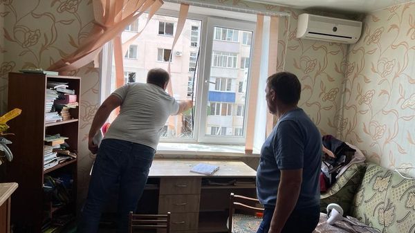 В поселке Новофедоровка после взрывов в домах повыбивало окна В поселке Новофедоровка после взрывов в домах повыбивало окна
