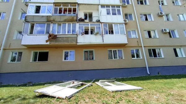 В поселке Новофедоровка после взрывов в домах повыбивало окна