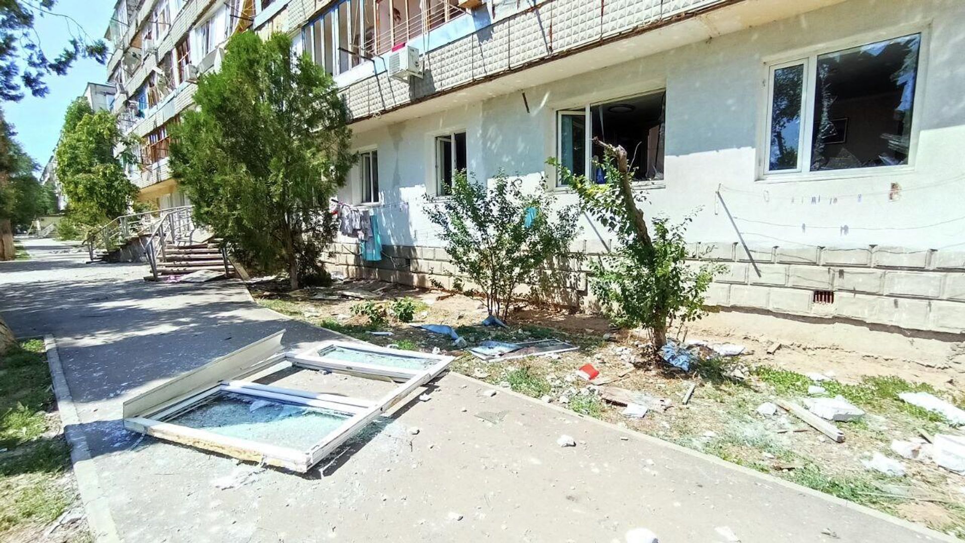 В поселке Новофедоровка после взрывов в домах повыбивало окна - РИА Новости, 1920, 10.08.2022