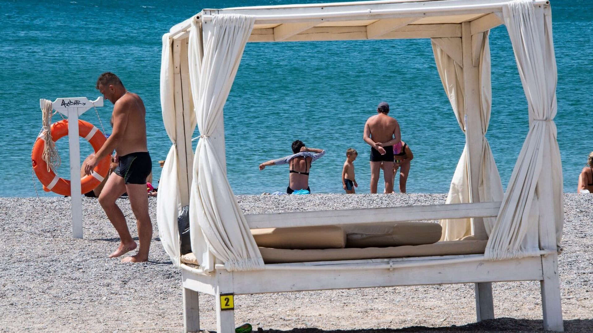 Пляжный отдых в посёлке Новофёдоровка Пляжный отдых в посёлке Новофёдоровка - РИА Новости, 1920, 06.06.2023
