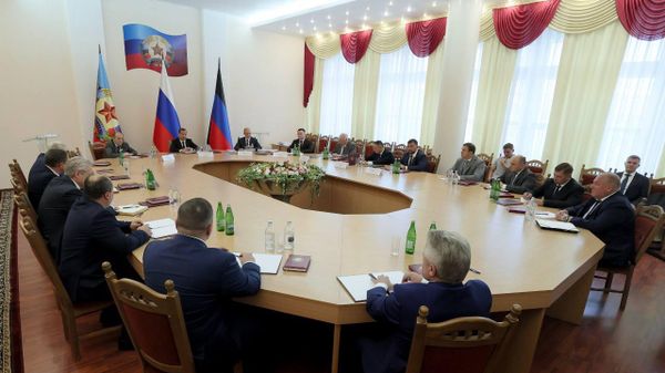Заместитель руководителя Совбеза России Дмитрий Медведев прибыл в ЛНР и встретился с главами республик Донбасса Леонидом Пасечником и Денисом Пушилиным