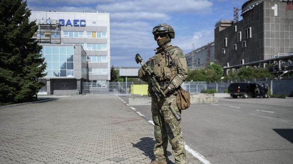 Военнослужащий ВС РФ на территории Запорожской АЭС в Энергодаре.