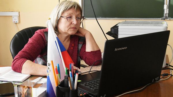 Работа учителя за компьютером