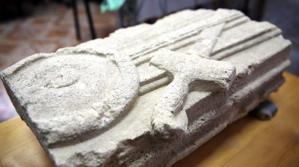 Часть надгробия с могилы античного воина, найденная в Херсонесе