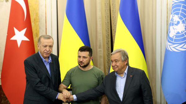 Президент Турции Реджеп Тайип Эрдоган, президент Украины Владимир Зеленский и генеральный секретарь ООН Антониу Гутерреш 