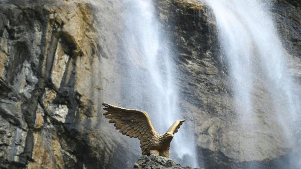 Скульптура орла на крыше водозабора на водопаде Учан-су в Крыму
