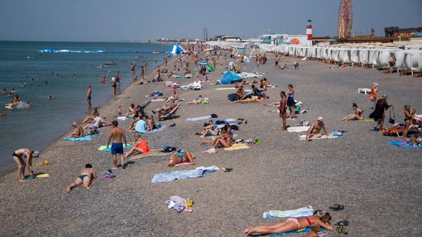Пляж в посёлке Новофёдоровка в Крыму