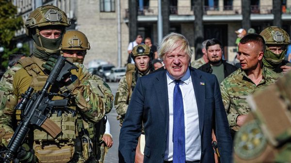 Премьер-министр Великобритании Борис Джонсон (в центре) на Майдане Независимости в Киеве. 24 августа 2022 год