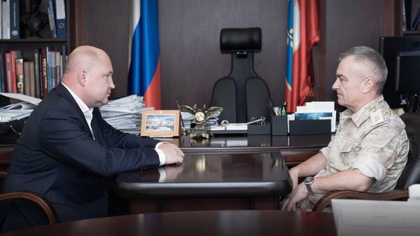 Губернатор Севастополя Михаил Развожаев и и.о. командующего Виктор Соколов