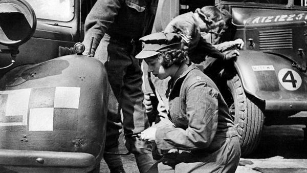 На этом недатированном снимке, сделанном в 1940-х годах, изображена принцесса Елизавета, меняющая колесо военной машины во время Второй мировой войны в неизвестном месте. (Фото AFP)